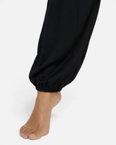 greenyogashop schwarze Wide Pants aus Bambusviskose mit elastischem Bündchenabschluss am Bein