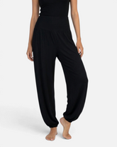 greenyogashop schwarze weite Yogahose aus Bambusviskose mit elastischem Bund, Tunnelzug und Bündchen am Bein