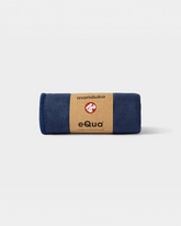 greenyogashop Manduka eQua 2.0 Yoga-Handtuch in Dunkelblau, zusammengerollt mit Papierbanderole