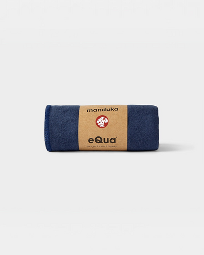 greenyogashop Manduka eQua 2.0 Yoga-Handtuch in Dunkelblau, zusammengerollt mit Papierbanderole