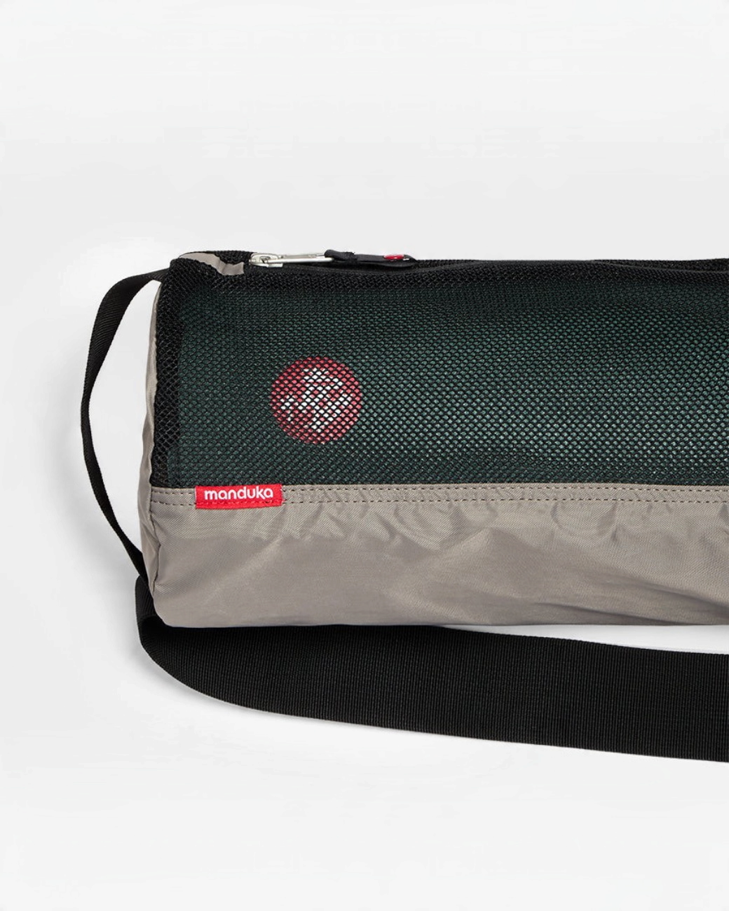 greenyogashop Manduka Breathe Easy Yogatasche in Cinder Grau mit atmungsaktivem schwarzem Mesh-Einsatz und Schultergurt
