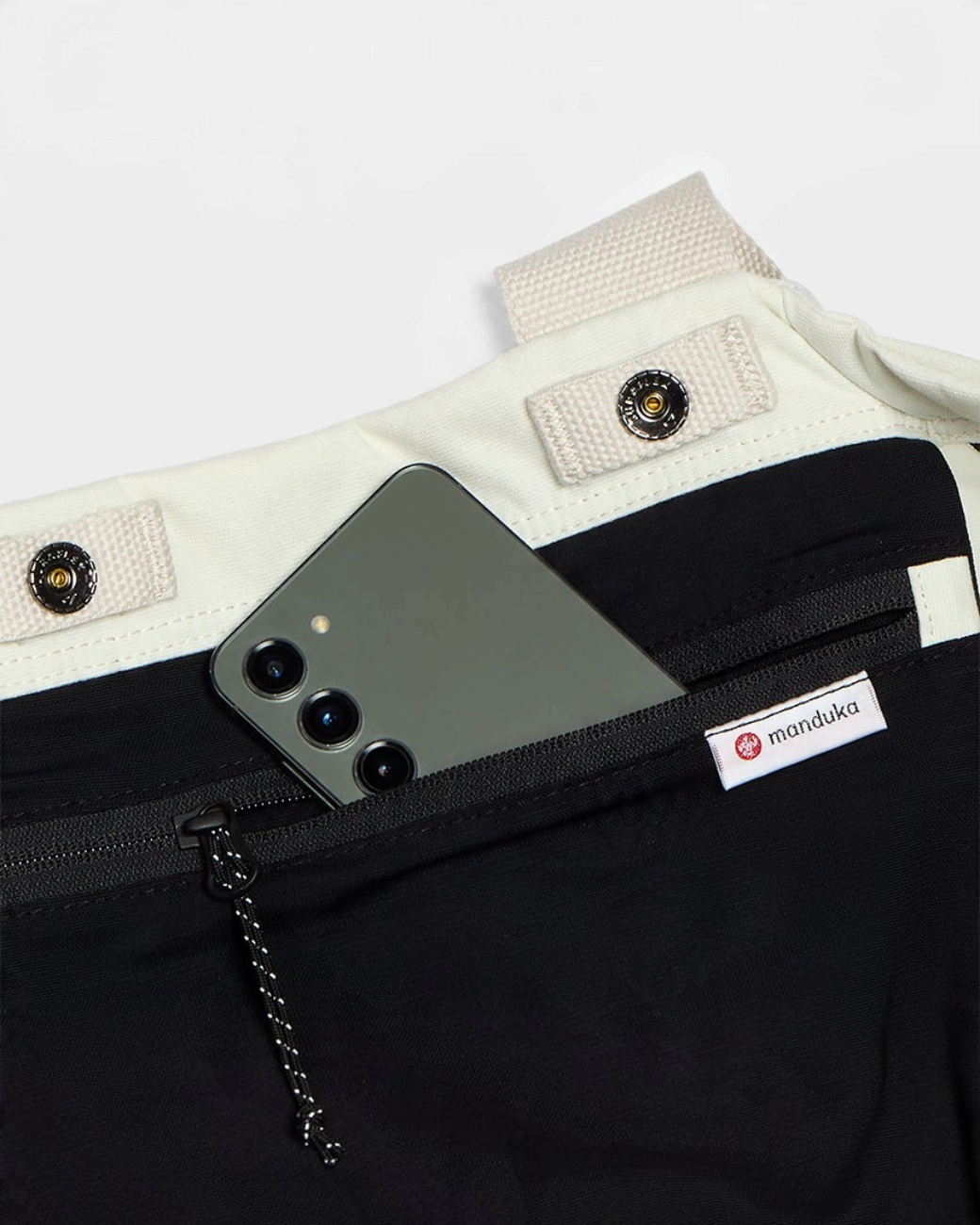 greenyogashop Kosha Carryall Tragetasche in Pearl mit schwarzer Reißverschluss-Innentasche und Smartphone
