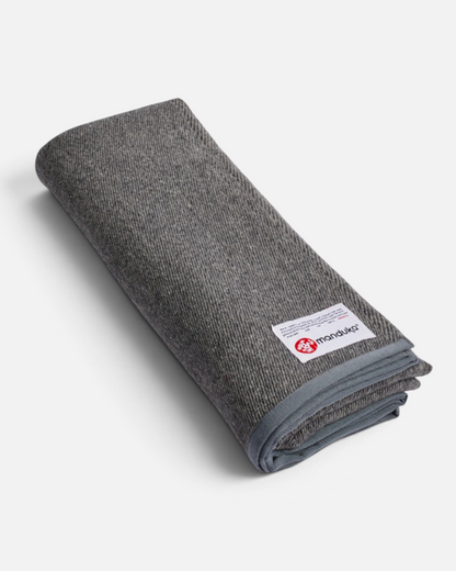 greenyogashop Decke aus recycelter Wolle in Sediment Grau mit genähten Kanten und Manduka Logo-Label