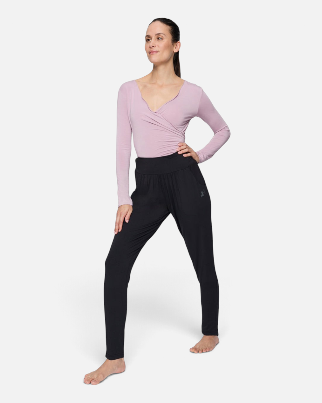 greenyogashop lockere schwarze Bambusviskose-Hose mit Umschlagbund und Seitentaschen an einem Model