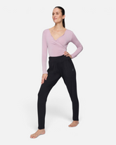 greenyogashop lockere schwarze Bambusviskose-Hose mit Umschlagbund und Seitentaschen an einem Model