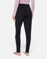 greenyogashop schwarze lockere Hose aus Bambusviskose mit Umschlagbund und Tapered Leg in der Rückansicht