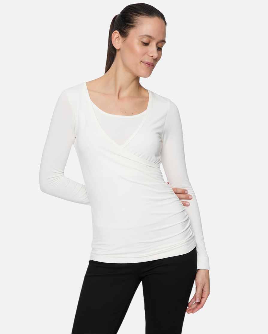 Model trägt ein weißes greenyogashop Langarm-Wickelshirt aus weicher Bambusviskose mit Rundhalsausschnitt