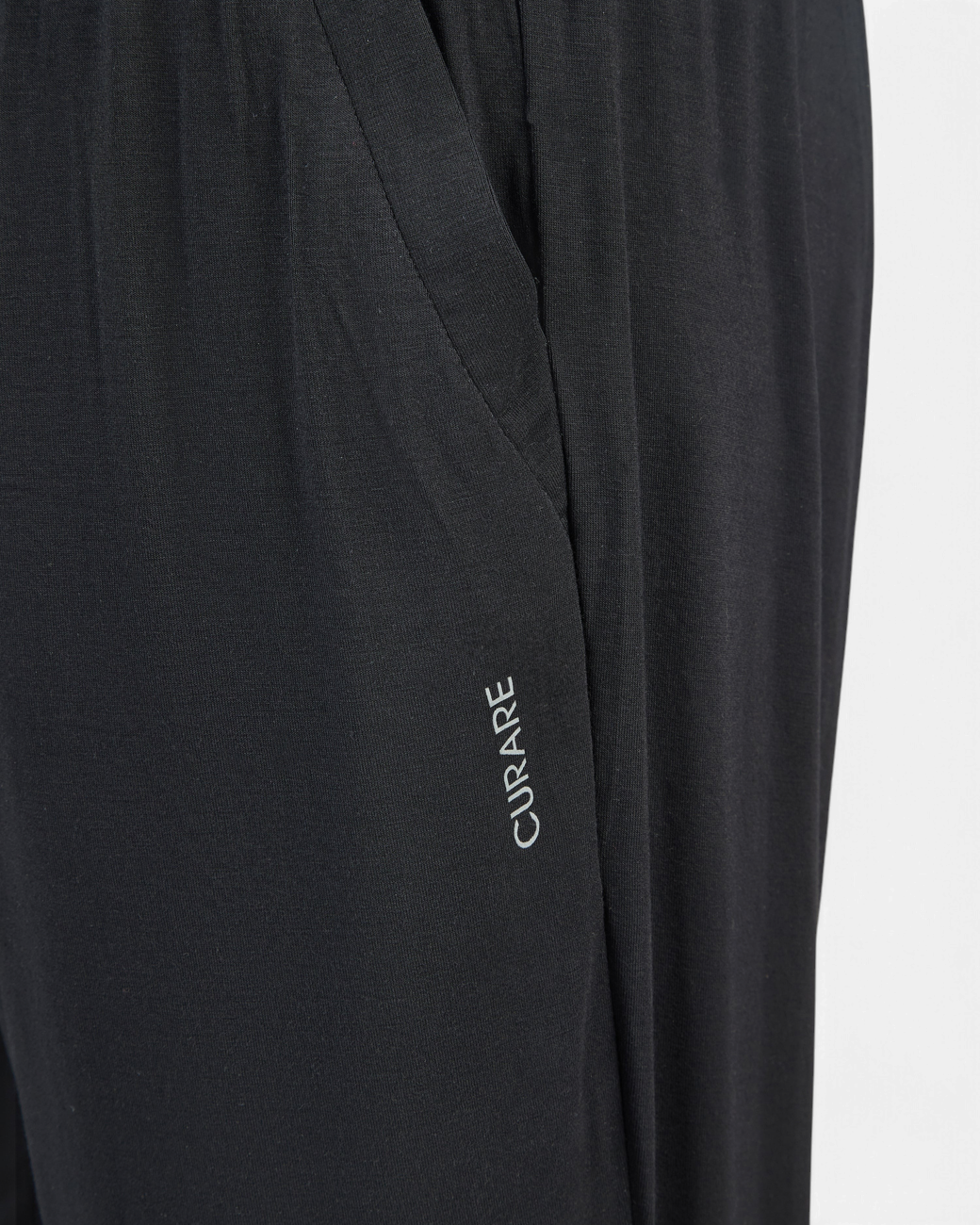 Schwarze greenyogashop Herrenhose aus weicher Bambusviskose mit praktischer Seitentasche und dezenter Logostickerei