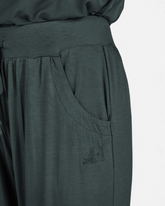 greenyogashop weite Yoga-Hose in Dunkelgrün aus weicher Bambusviskose mit elastischem Bund und Seitentaschen