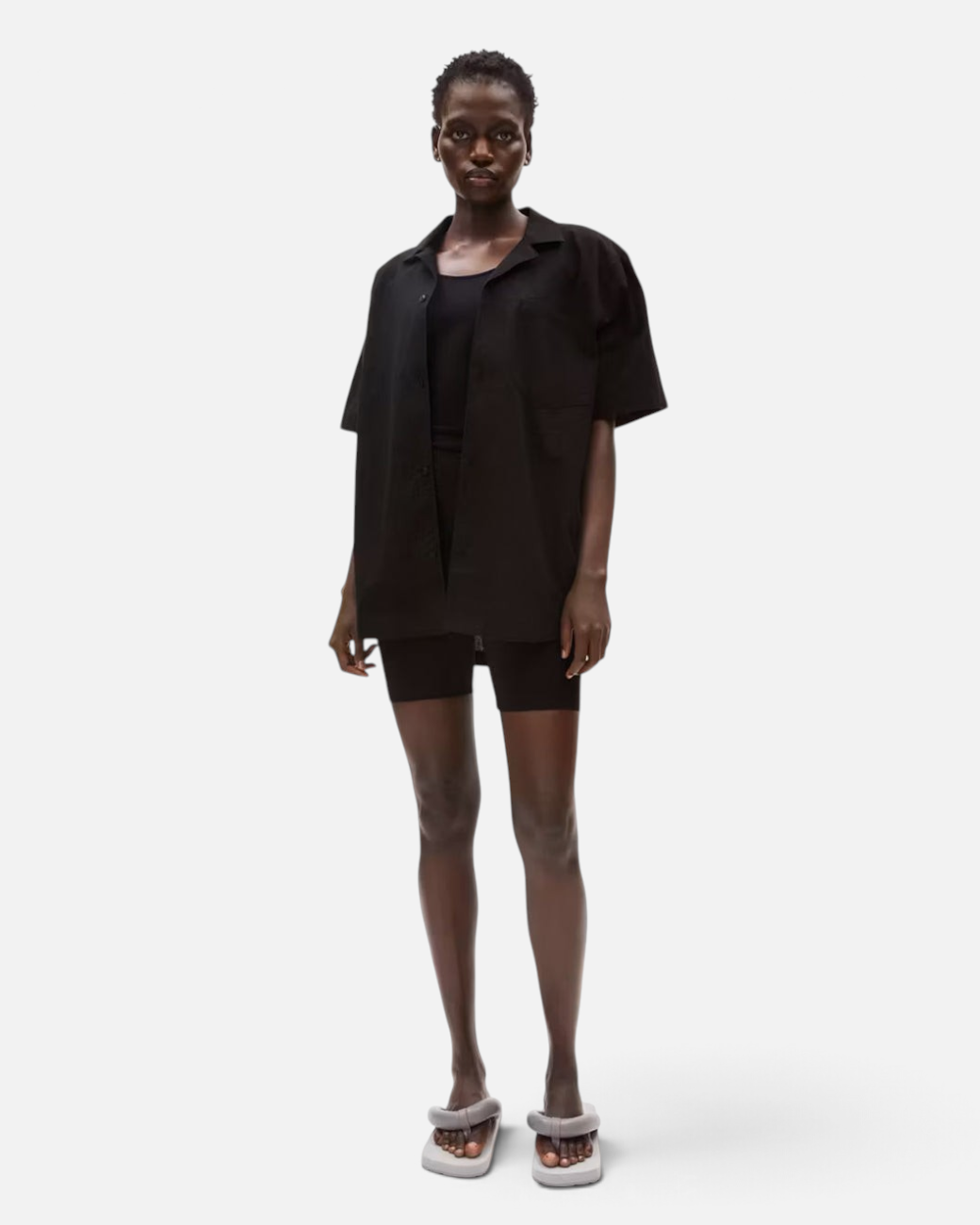 greenyogashop Nedaa Litaa Shorts in Schwarz aus Bio-Baumwolle, eng anliegend mit Skinny-Leg-Schnitt
