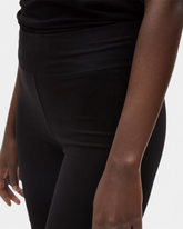 greenyogashop Nedaa Litaa Shorts in Schwarz aus Bio-Baumwolle mit eng anliegender Passform