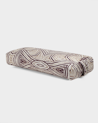 greenyogashop eckiges Yoga Bolster in Solana Sand mit weichem Mikrofaserbezug und geometrischem Muster