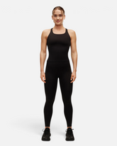 greenyogashop Brace Rib High Waist Leggings in Schwarz mit geripptem Bund, getragen von einer Sportlerin