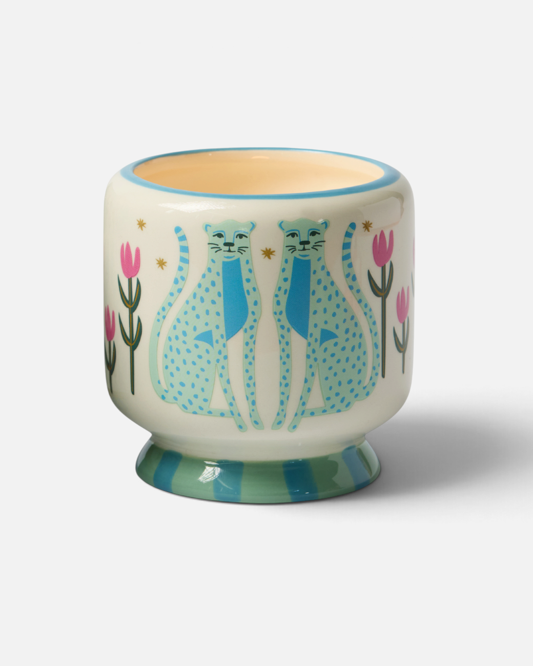 greenyogashop Duftkerze im handbemalten Keramikgefäß mit blauem Geparden-Motiv und Blumen auf cremefarbenem Grund