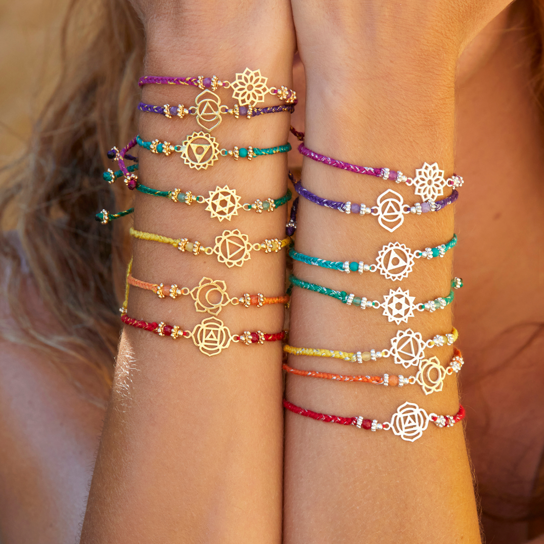 sieben-chakra-Armbänder-mit-Symbole-in-der-Sonne