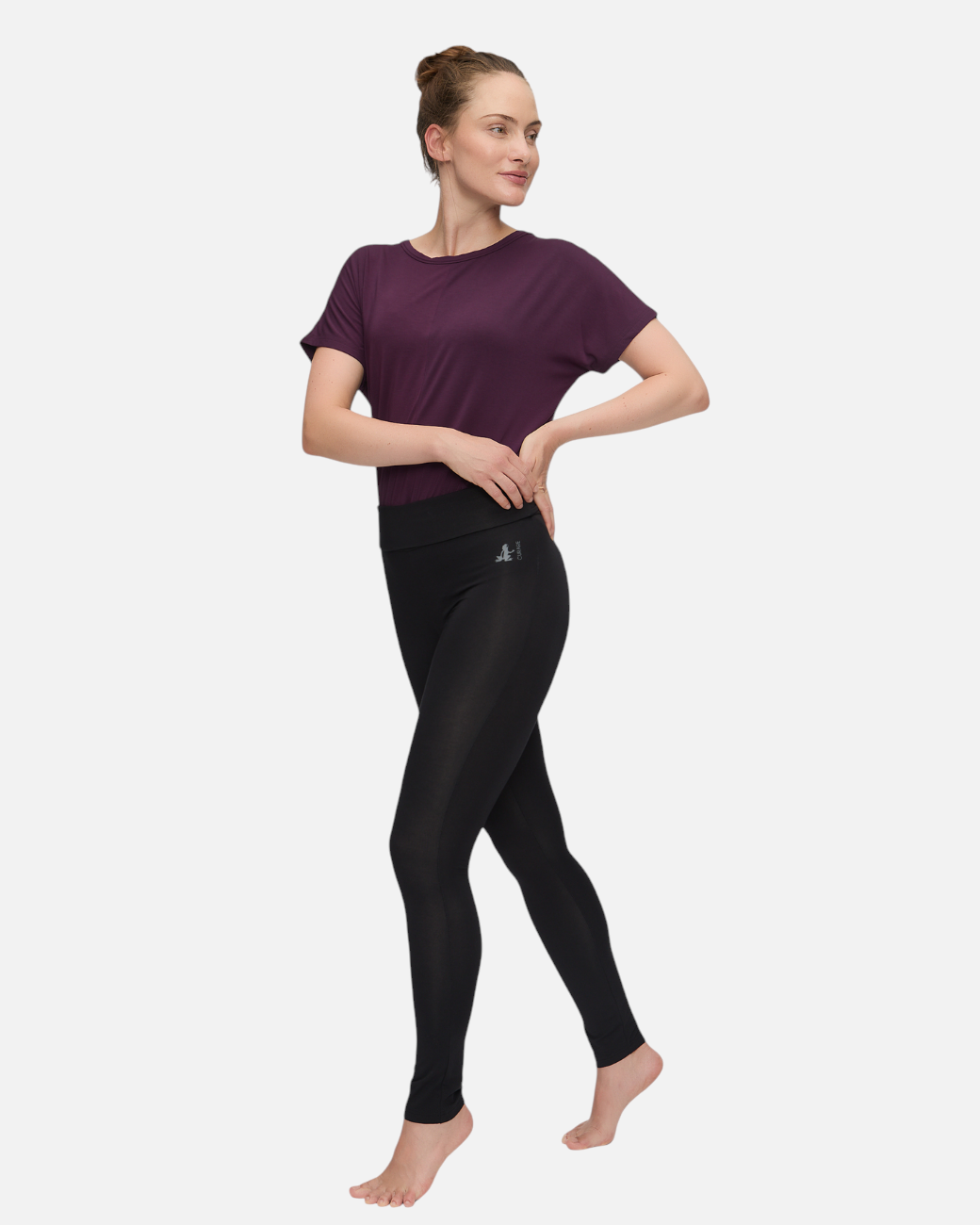 greenyogashop schwarze Leggings aus weicher Bambusviskose mit extrahohem Umschlagbund an einer Frau