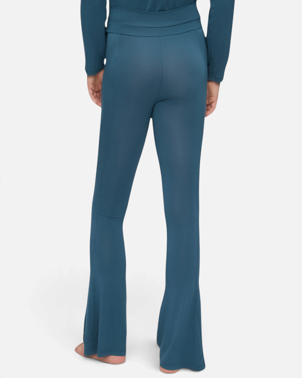 greenyogashop Bootcut-Yogahose in Petrol aus Bambusviskose mit breitem Umschlagbund, Rückansicht
