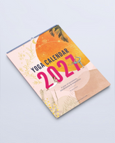 greenyogashop Yoga-Kalender 2027 mit künstlerischer Illustration, warmen Farben und inspirierenden Yoga-Motiven