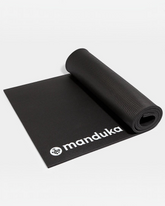 greenyogashop ENDURA Fitnessmatte in Schwarz mit 10 mm Polsterung und Manduka Logo für intensives Training