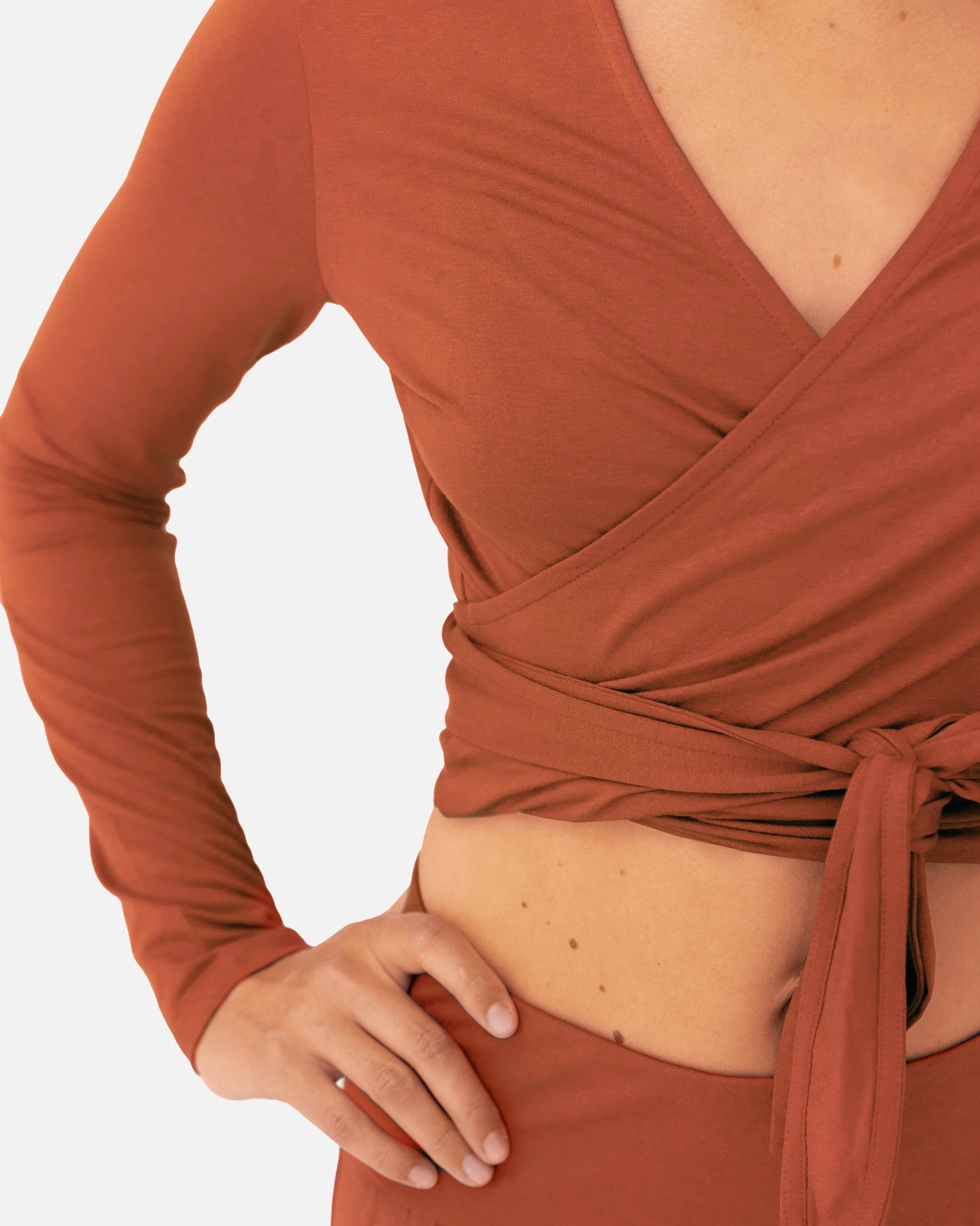 Amina Wrap Top Burnt Sienna – Detailansicht Bindung – Lotuscrafts