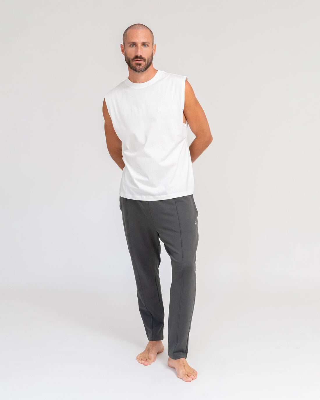 QUINN Mens Pants Anthrazit – Model Full Shot – Lotuscrafts
