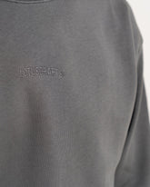 FEND Mens Sweater Anthrazit – Detailansicht Logo – Lotuscrafts