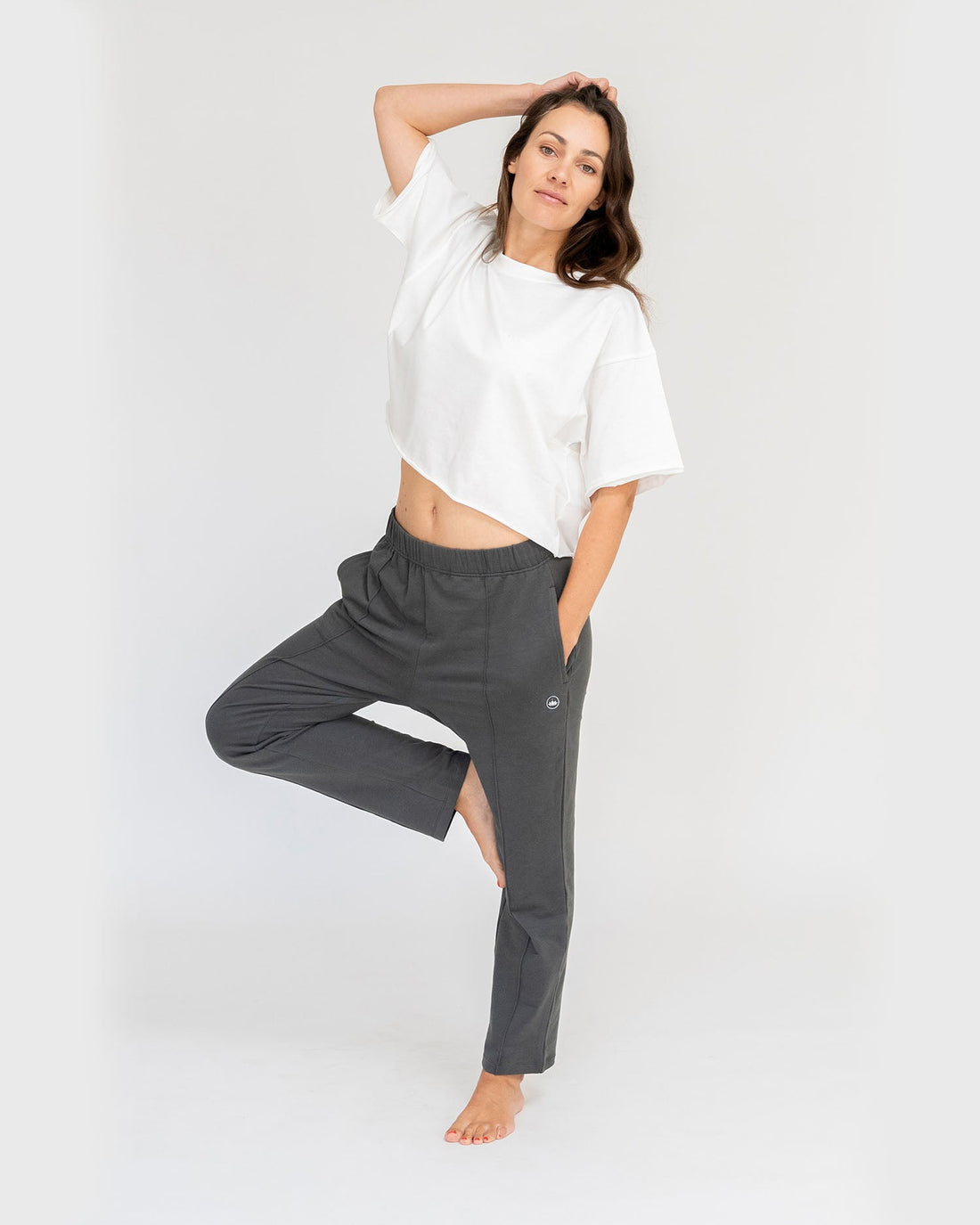 FIONA Womens Pants Anthrazit – Model Full Shot – Lotuscrafts