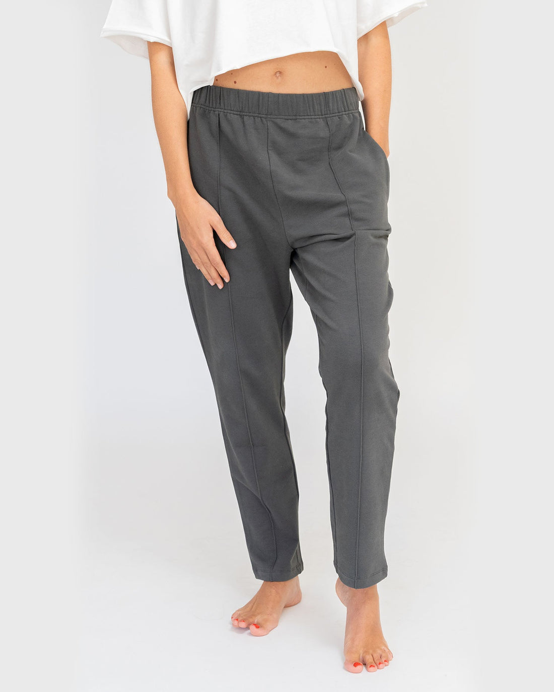 FIONA Womens Pants Anthrazit – Model Front – Lotuscrafts