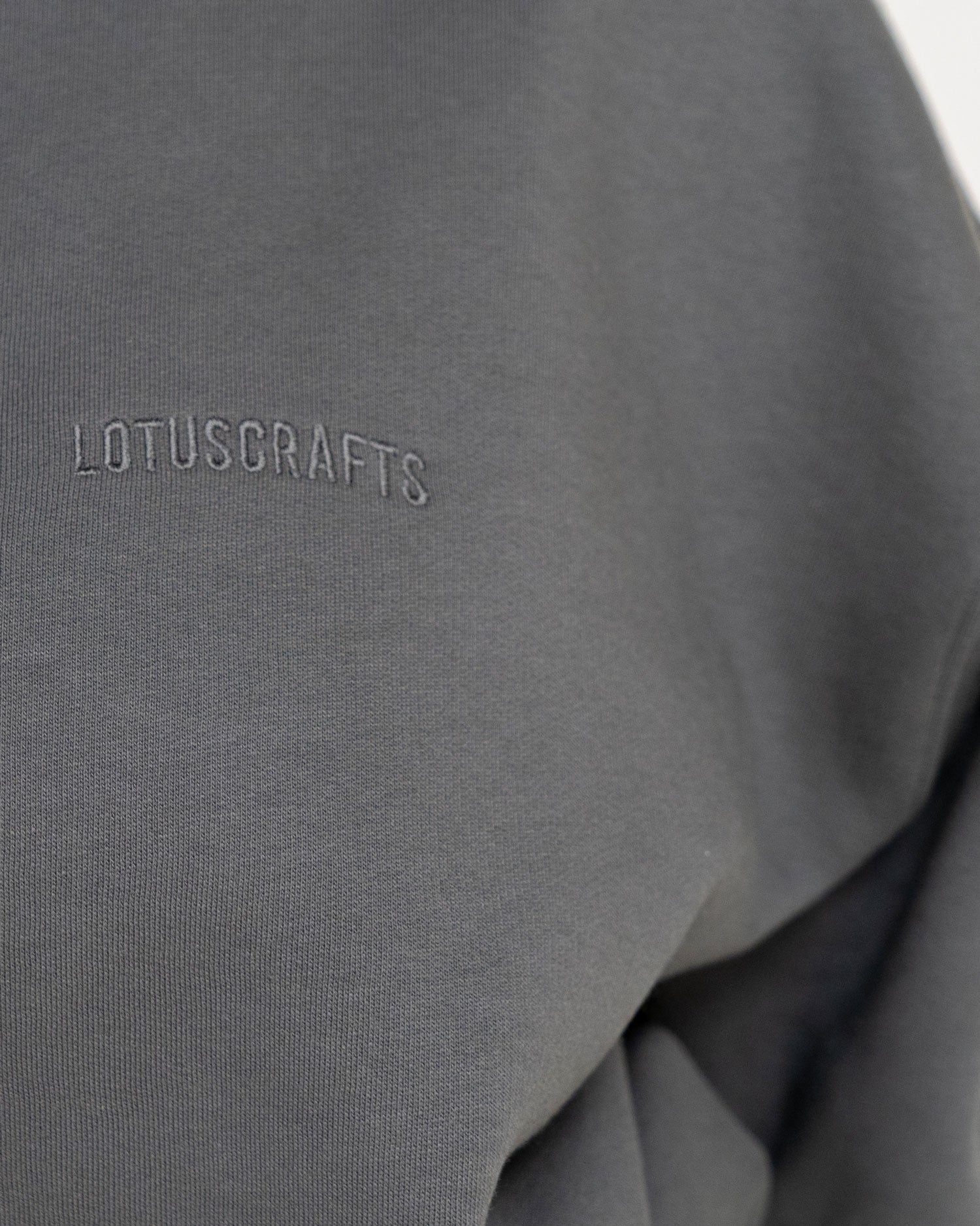 Anthrazit - Anthracite Model in cropped Yoga Sweater Detail Logo Lotuscrafts
