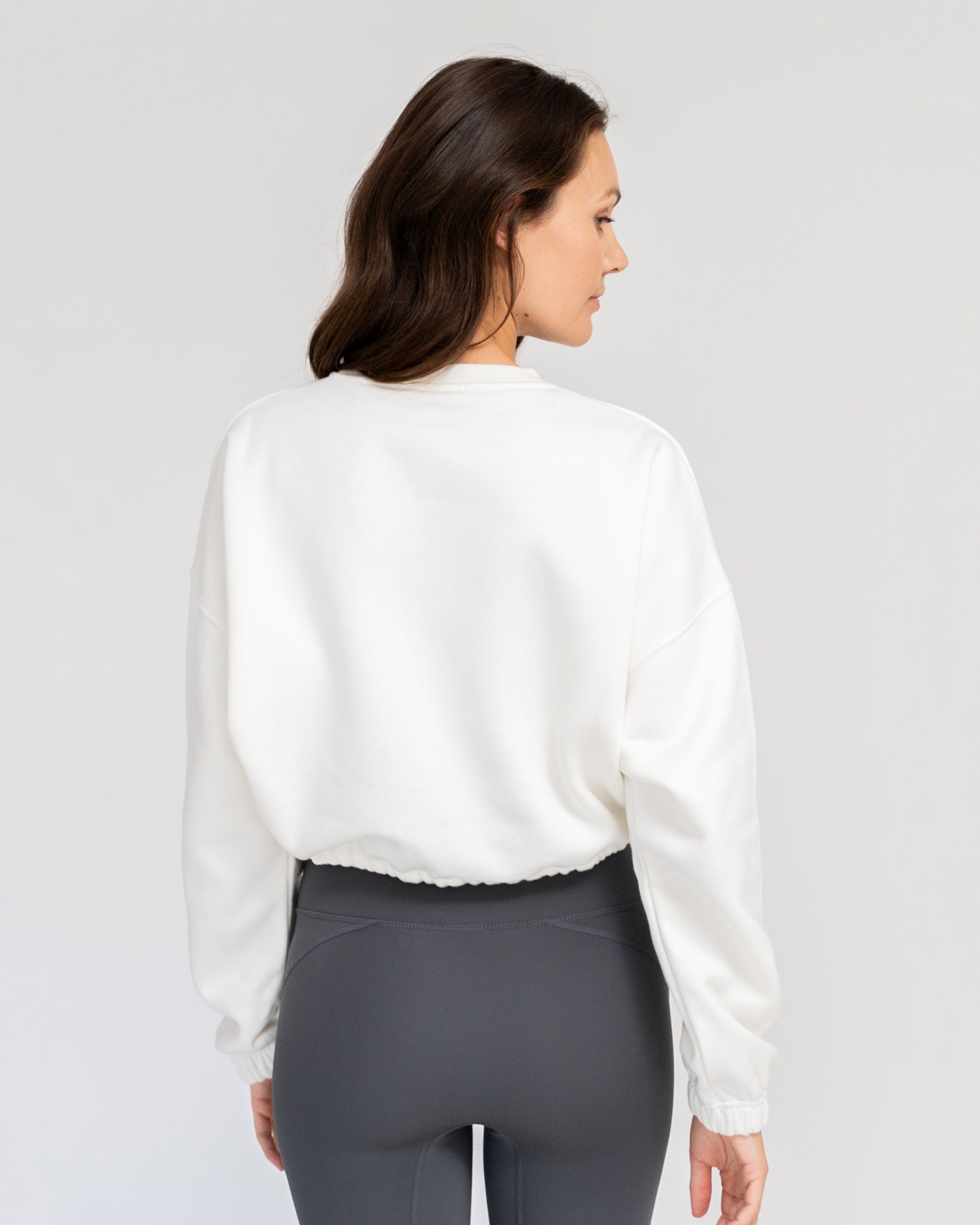 Marshmallow - Model in cropped Yoga Sweater Rückseite