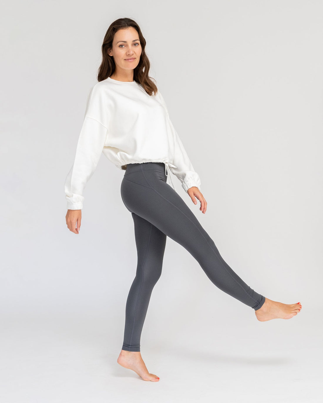 Marshmallow - Model in cropped Yoga Sweater Ganzkörperansicht