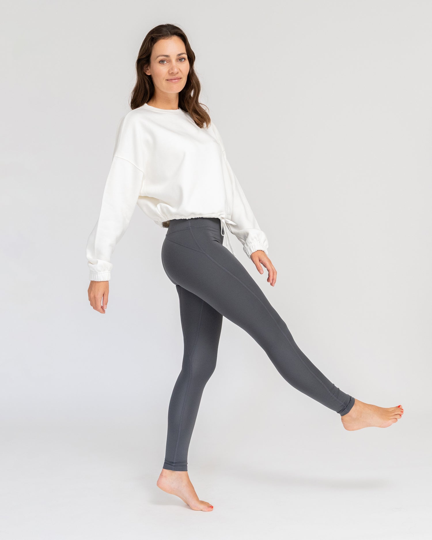 Marshmallow - Model in cropped Yoga Sweater Ganzkörperansicht