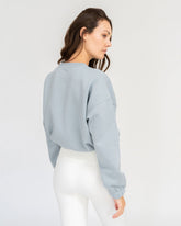 Stone Blue - Model in cropped Yoga Sweater Rückseite