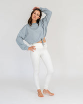 Stone Blue - Model in cropped Yoga Sweater Ganzkörper Ansicht