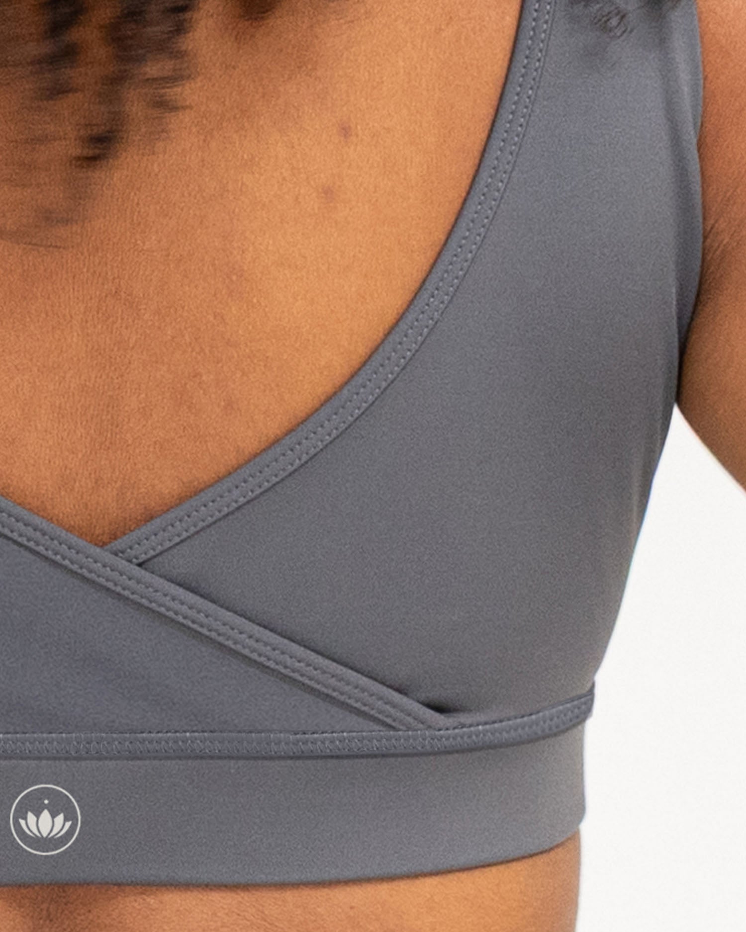 Anthrazit - Model Produktshot Detailbild in Yoga BH Anthracite