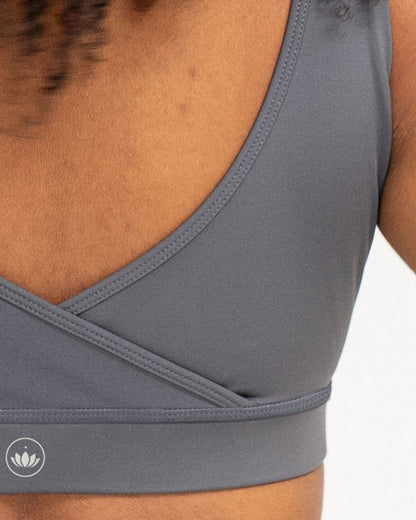 Anthrazit - Model Produktshot Detailbild in Yoga BH Anthracite