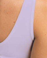 Violetta - Model Produktshot Details in Yoga Bra