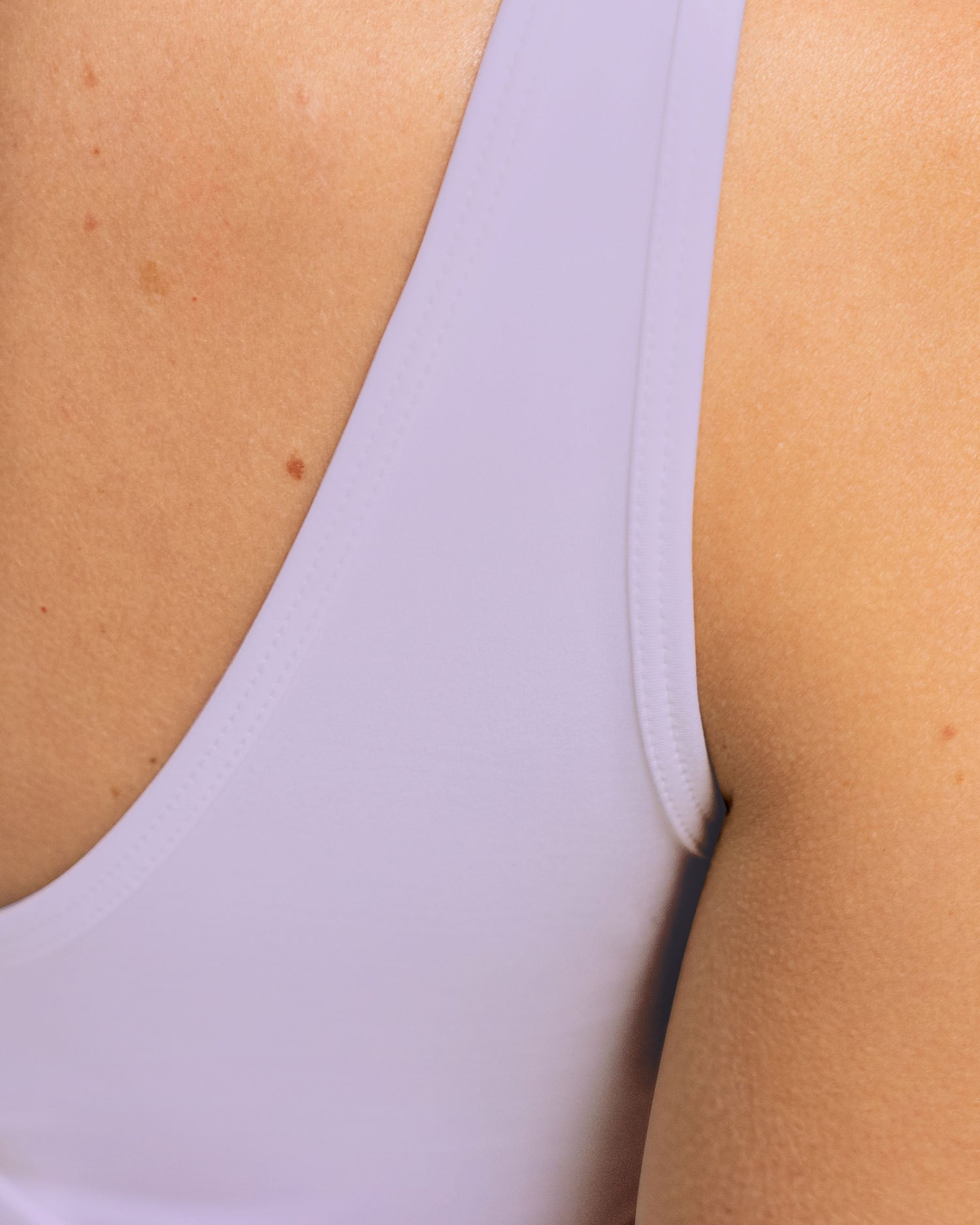 Violetta - Model Produktshot Details in Yoga Bra