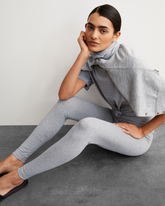 Model trägt greenyogashop Leggings FARIBAA in Silber Melange aus Bio-Baumwolle mit elastischem Bund im Slim Fit