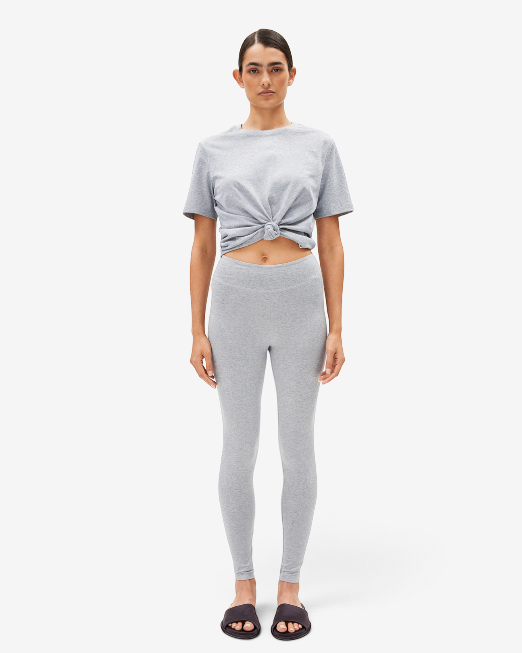 Model trägt greenyogashop Leggings FARIBAA in Silber Melange aus Bio-Baumwolle mit elastischem Bund im Slim Fit