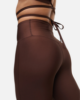 greenyogashop Flare High Waist Pant in Dunkelbraun aus Toning Touch Material mit Schnürung am Rücken