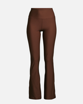 greenyogashop Flare High Waist Hose in Dunkelbraun aus elastischem Toning Touch Material mit ausgestelltem Bein