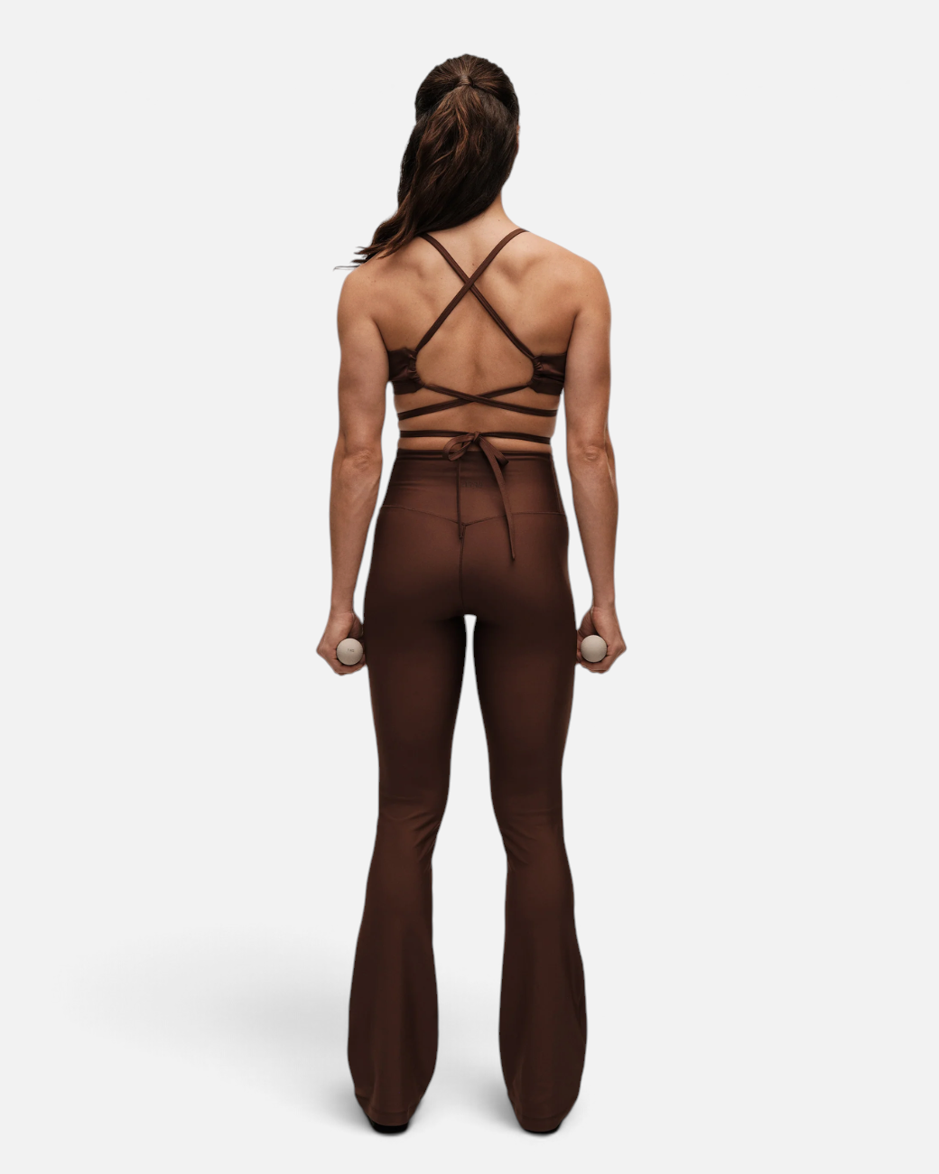 greenyogashop Flare High Waist Hose in Dunkelbraun mit ausgestelltem Bein und Toning Touch Material, Rückansicht