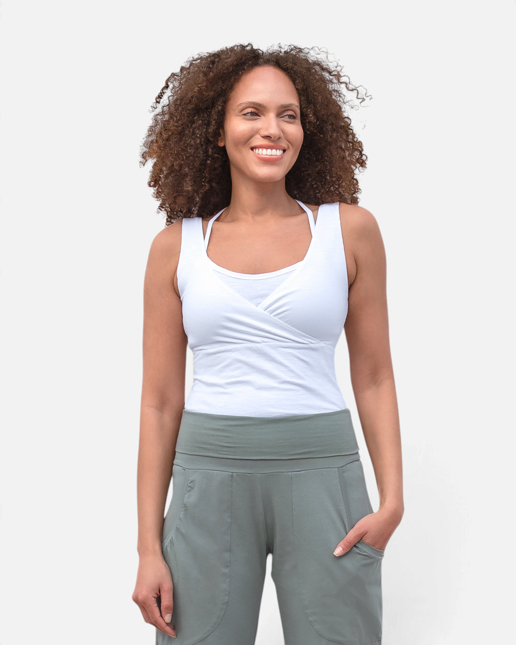 greenyogashop Top Gayatri in Weiß aus Bio-Baumwolle mit Cache-Coeur-Ausschnitt und figurbetontem Schnitt