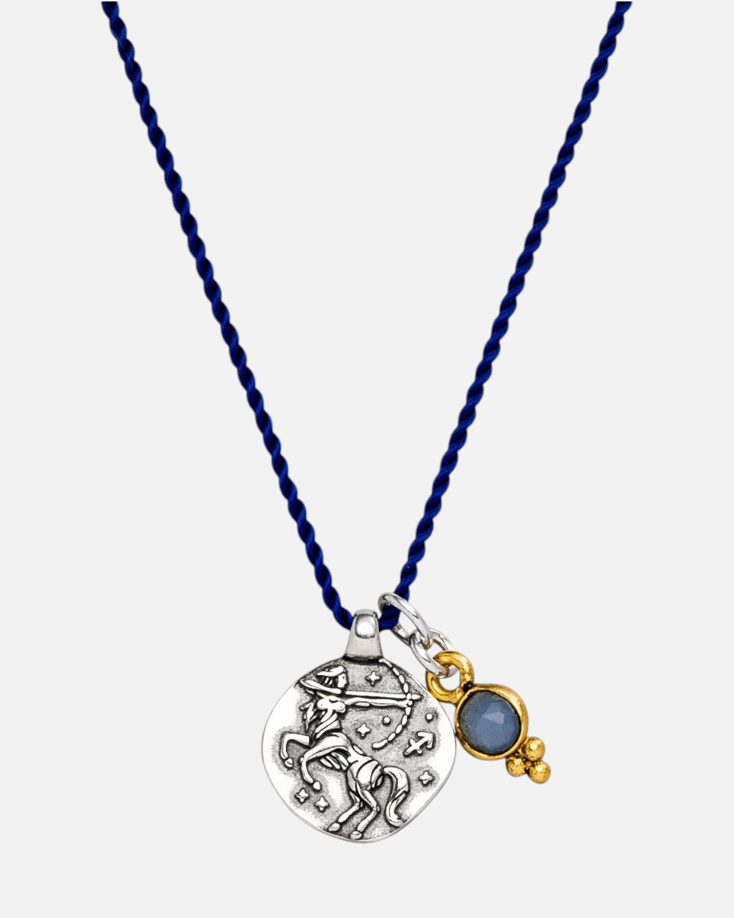 greenyogashop Sternzeichen Kette Schütze aus Sterlingsilber mit blauem Chalcedon an einer blauen Schnur