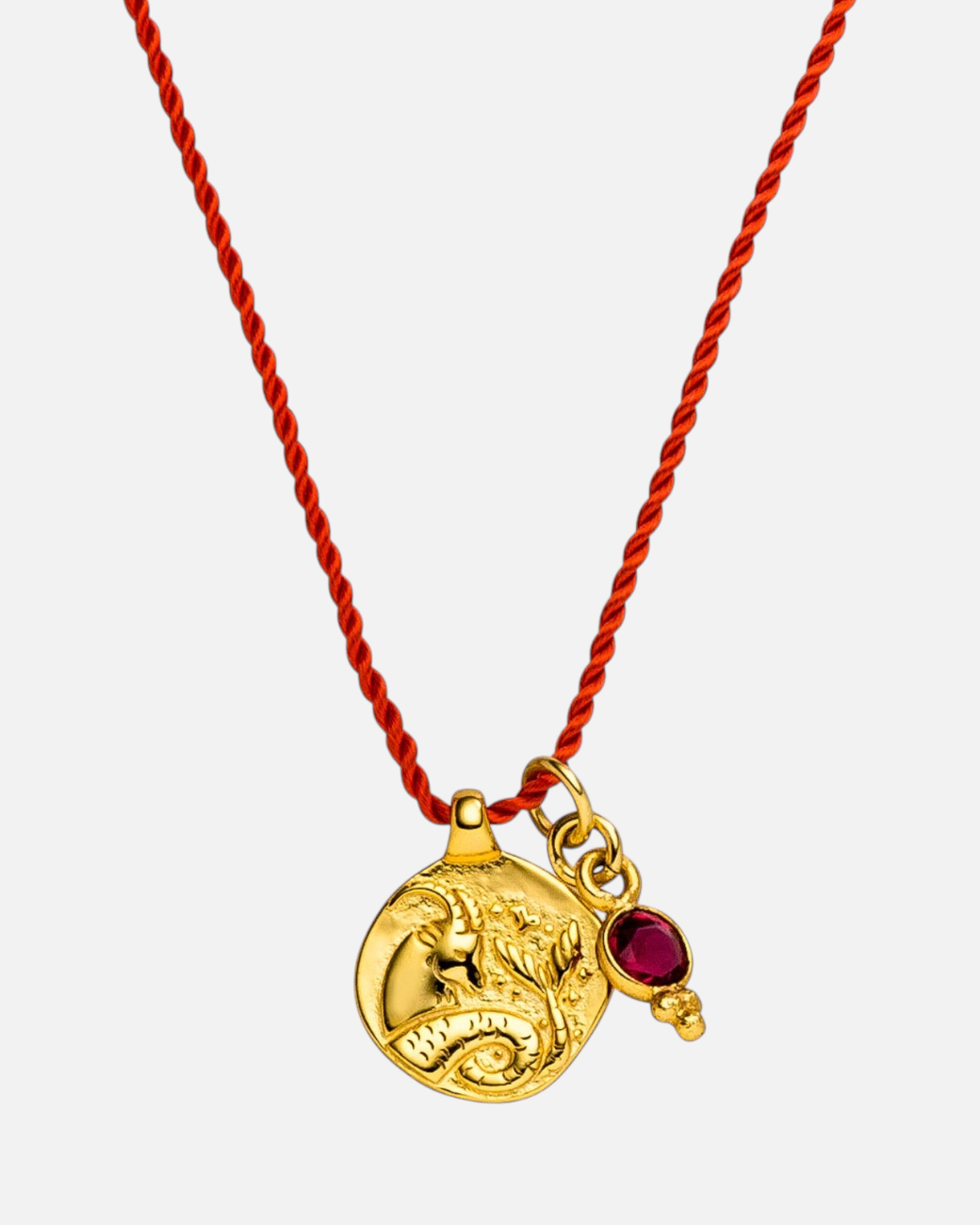greenyogashop Sternzeichen Kette Steinbock aus vergoldetem Sterlingsilber mit rotem Rubin an roter Schnur