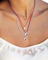 greenyogashop Sternzeichen Kette Stier aus Sterlingsilber mit Rosenquarz und farbigen Schnüren am Hals getragen