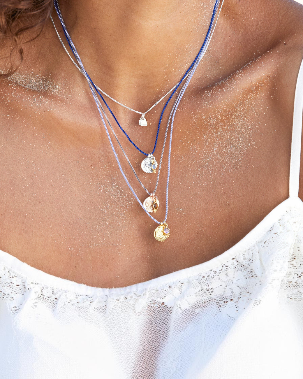greenyogashop Sternzeichen Kette Zwillinge aus Sterlingsilber mit Tigerauge an blauer Schnur am Hals einer Frau
