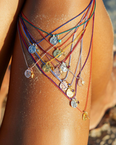 greenyogashop Sternzeichen Ketten mit Amuletten aus Sterlingsilber und Edelsteinen an bunten Schnüren am Bein