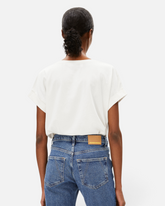 Rückansicht des weißen greenyogashop T-Shirt IDAARA aus Bio-Baumwolle mit lockerer Passform an einem Model
